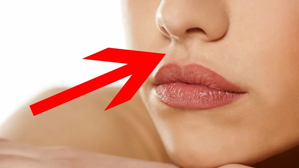 D’où vient la fossette entre le nez et les lèvres?