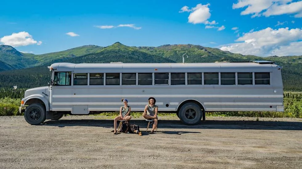 Un couple transforme un bus d’école en maison